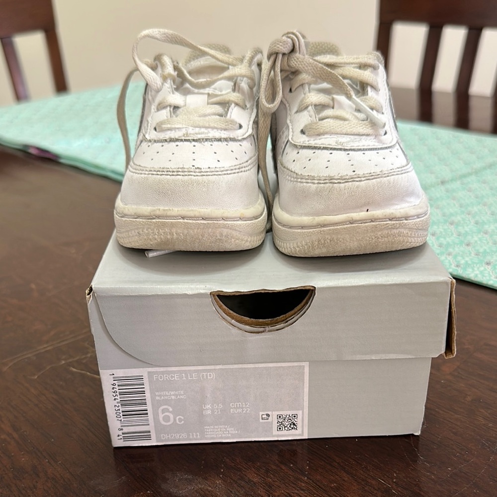 Nike White Sneakers Classic Lace-Up Design